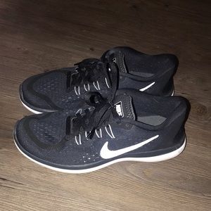 Women’s black Nike free run 2017